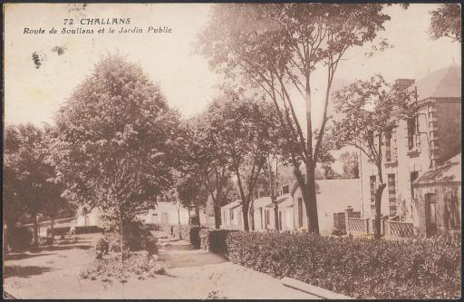 Le jardin public, bordé par la route de Soullans.